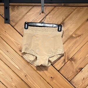 Cream Lace High-Waisted Shape wear Medium